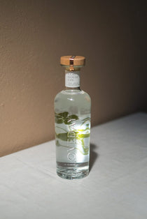 Glas House Gin bottle by Loveday Distillery, clear glass with botanical infusion, wooden cap, white neck label, 70cl 40% vol